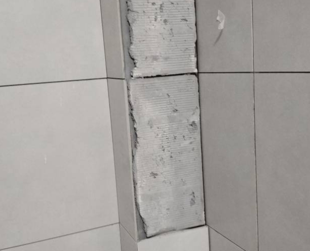 宜秀瓷砖空鼓维修公司分享下瓷砖施工前基层浇水润湿程度不足，可能导致以下问题