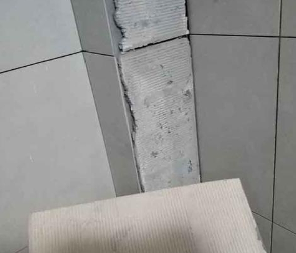 宜秀瓷砖空鼓维修公司分享下厨房瓷砖脱落的补救措施。